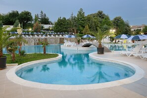 Piscine couverte, piscine extérieure (ouverte en saison)