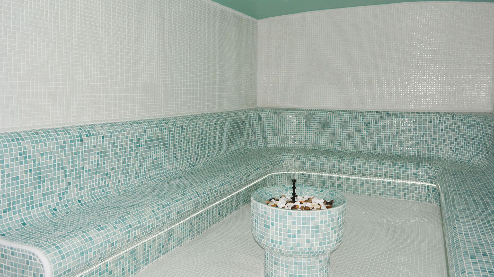 Sauna, hot tub, hot springs/mineral springs, body treatments