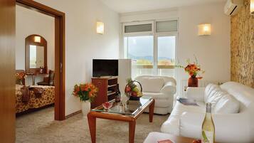 Standard Apartment, 2 Bedrooms | Living area