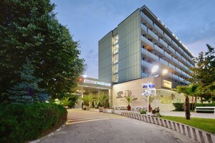 Fachada de la propiedad por la tarde o noche