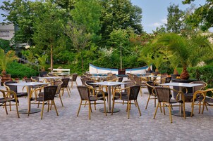 Se sirven almuerzos y cenas, cocina local e internacional