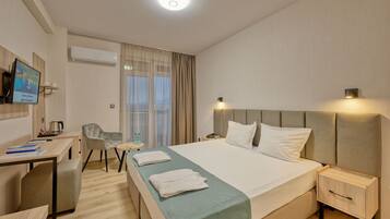 Dobbelt- eller tomannsrom – deluxe | Wi-fi (inkludert) og sengetøy