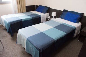 Chăn bông, bàn, màn/rèm cản sáng, nôi (giường cho trẻ sơ sinh) miễn phí 