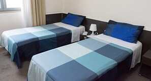 Kamar Triple | Selimut bulu angsa, meja kerja, dan tirai kedap cahaya
