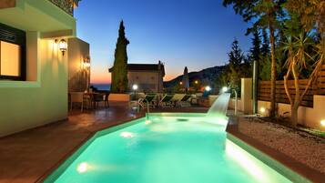 Piscine extérieure, parasols de plage, chaises longues
