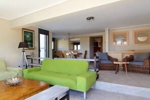Villa Eve | Wohnbereich | 40-Zoll-Smart-TV mit Kabelempfang, Fernseher, Kamin