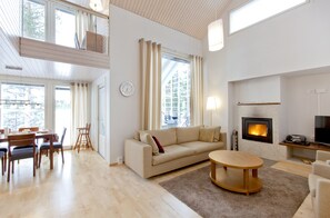 Appartamento, 3 camere da letto, sauna (108 m2) | Soggiorno | TV a schermo piatto 40 pollici con canali premium, TV, lettore DVD