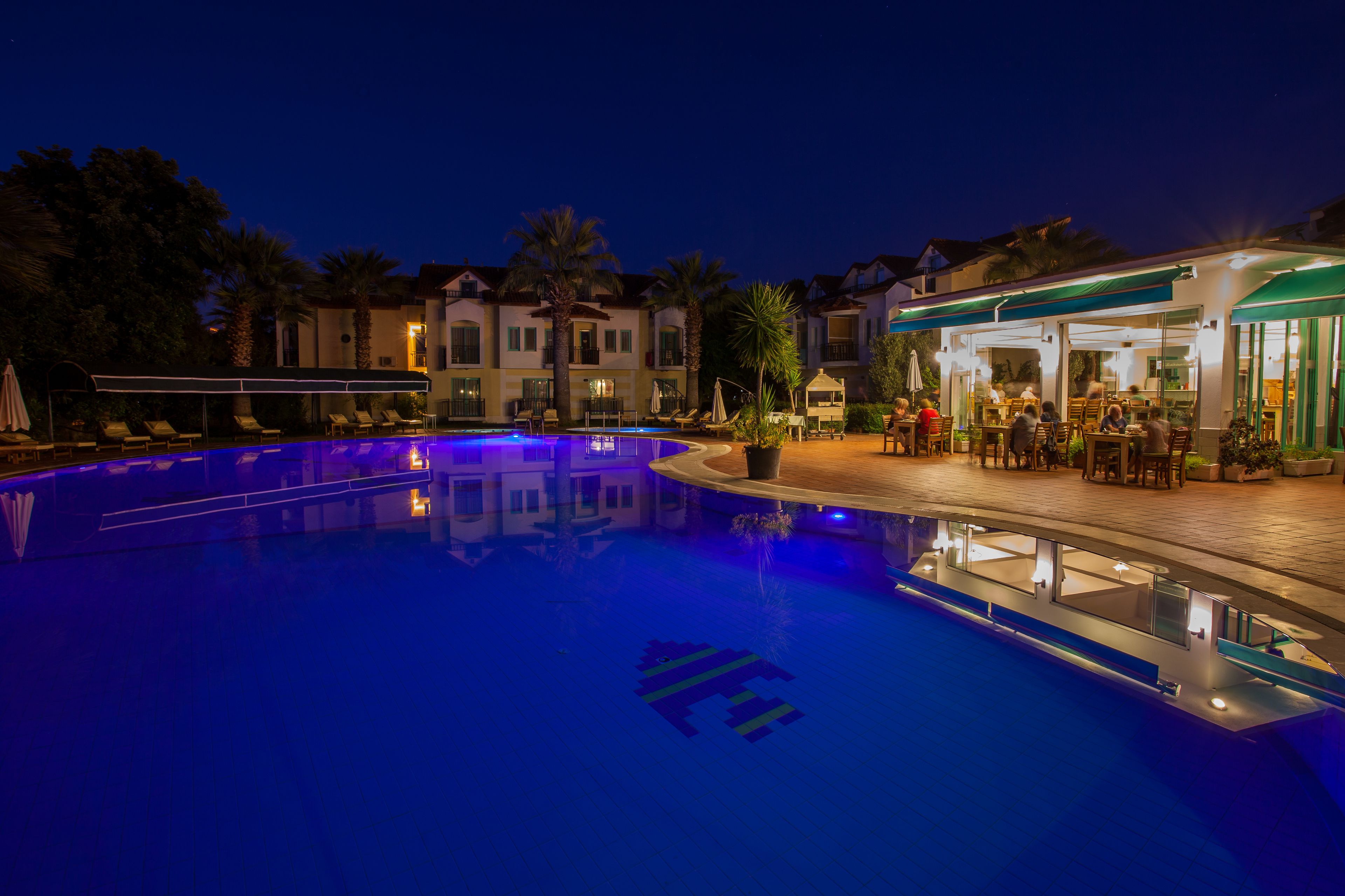 breakfast, lunch and dinner served