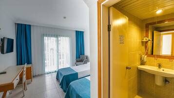 Standard Room, 1 Double or 2 Twin Beds, Non Smoking | In-room safe, desk, bed sheets