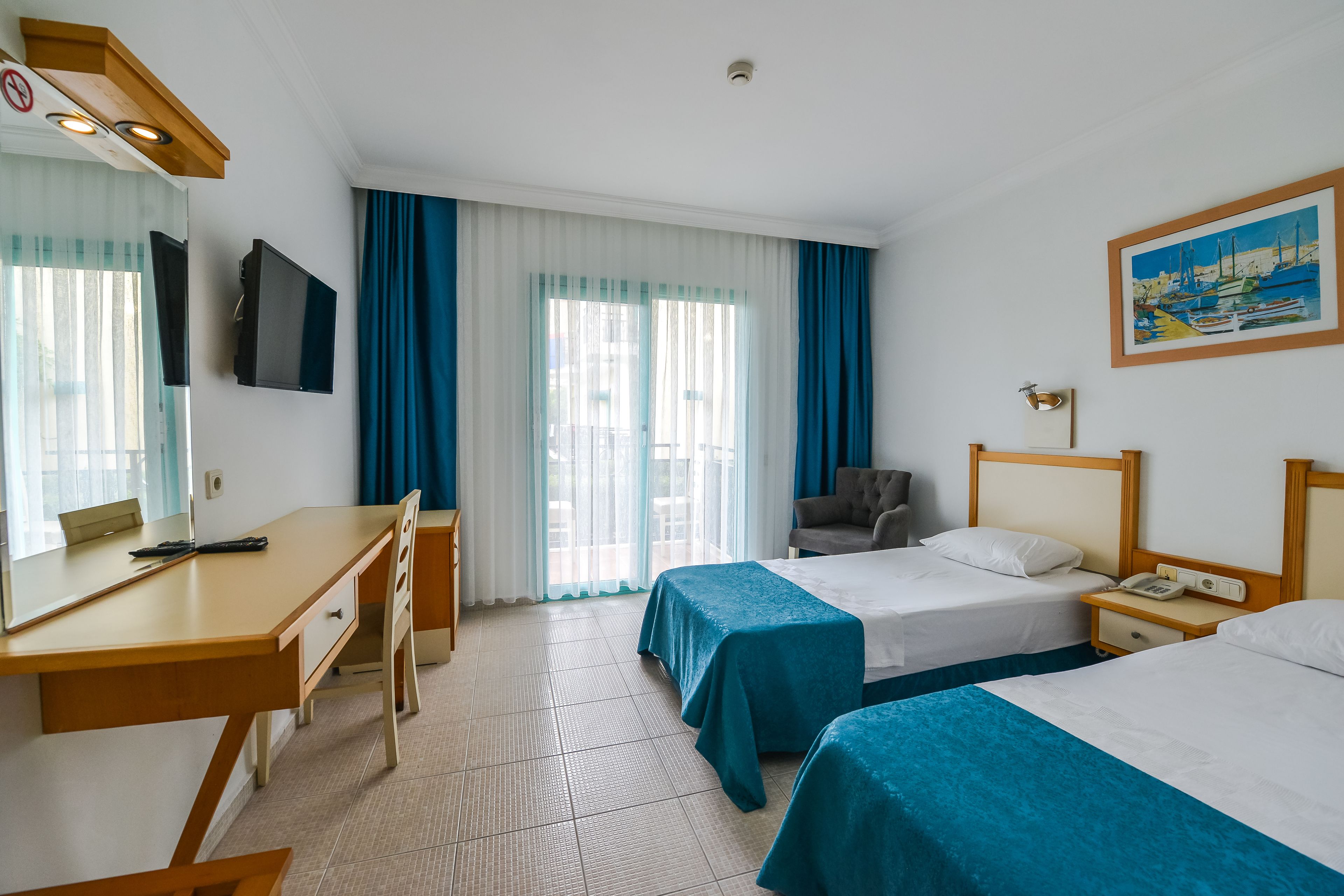 standard room, 1 double or 2 single beds, non smoking | in-room safe, desk, bed sheets