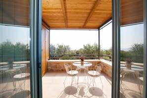 Design Suite | Terrace/patio - Lithos Guesthouse Kardamili (West Mani)