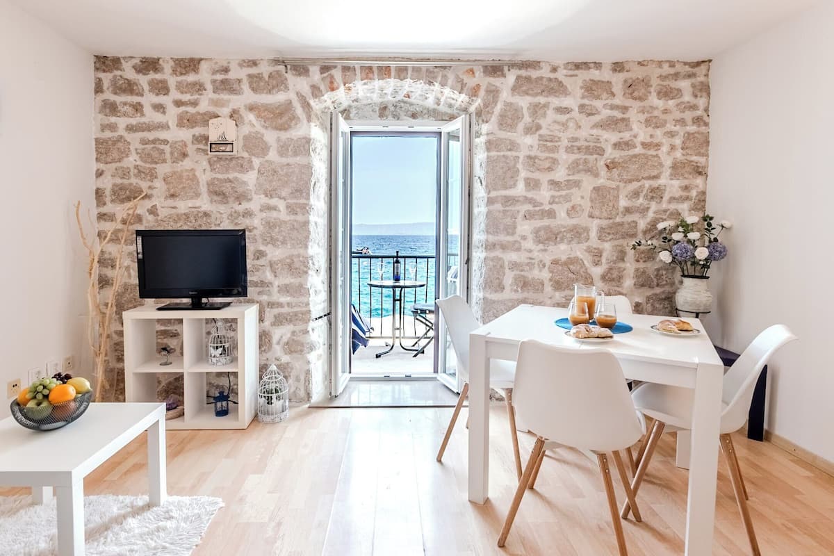 Deluxe Apartment, 1 Bedroom, Sea View | Living area