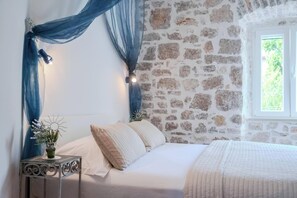 Deluxe Apartment, 1 Bedroom, Sea View | Desk, laptop workspace, free WiFi, bed sheets - Luxury Seaside Apartments (Bol)