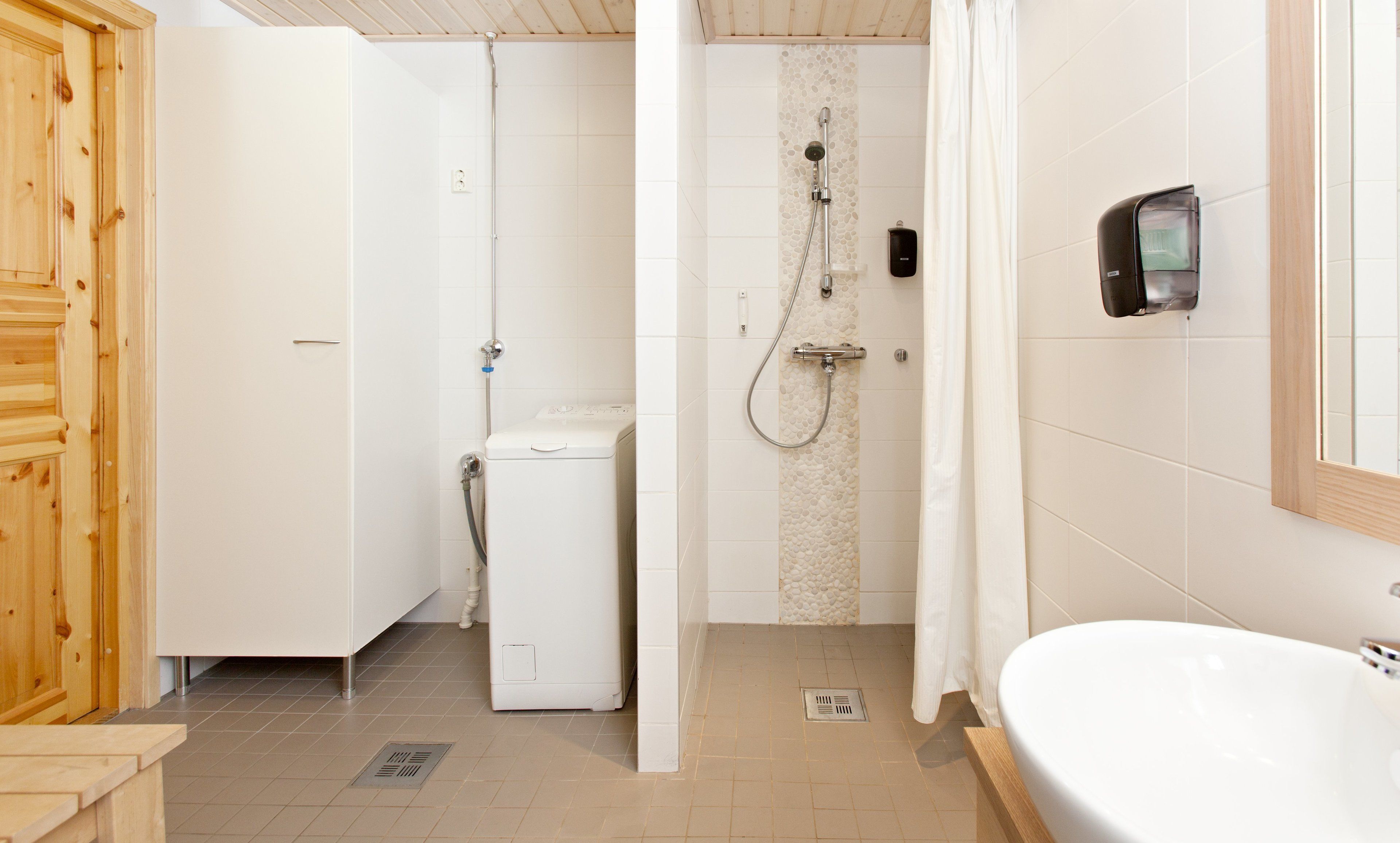 Un bagno con doccia, toilette e lavandino.