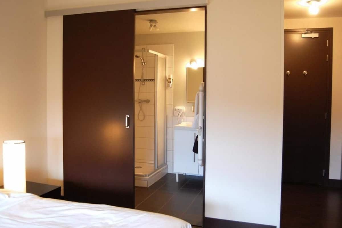 comfort double room | bathroom | shower, free toiletries, hair dryer, towels