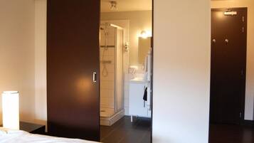 Comfort Double Room | Bathroom | Shower, free toiletries, hair dryer, towels