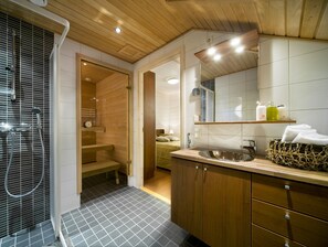 Appartement, 2 slaapkamers, sauna (57 m2) | Badkamer | Een douche, gratis toiletartikelen, handdoeken, toiletpapier
