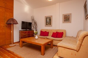 Leilighet – superior, 2 soverom, balkong | Oppholdsområde | TV