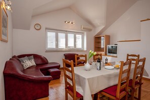 Leilighet – superior, 2 soverom | Oppholdsområde | TV