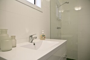House, 3 Bedrooms | Bathroom - Breakaway Views (Coober Pedy)