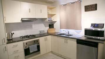 House, 3 Bedrooms | Private kitchen | Full-size fridge, microwave, coffee/tea maker, electric kettle