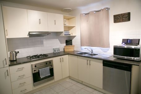 House, 3 Bedrooms | Private kitchen | Full-size fridge, microwave, coffee/tea maker, electric kettle
