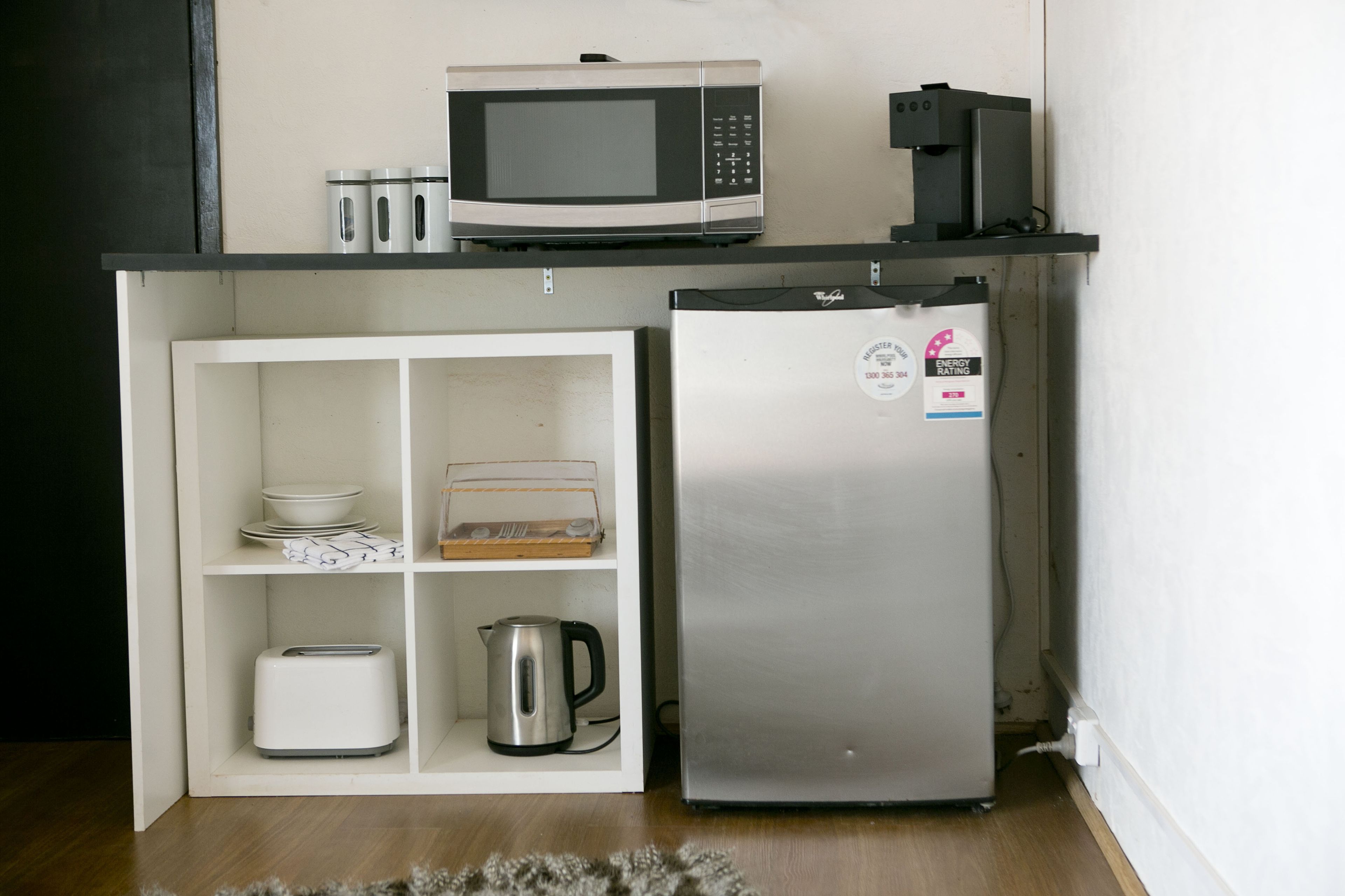 Habitación (Semi Self-Contained) | Cocina básica privada | Frigorífico grande, microondas, cafetera o tetera y hervidor eléctrico
