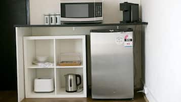 Habitación (Semi Self-Contained) | Cocina básica privada | Frigorífico grande, microondas, cafetera o tetera y hervidor eléctrico