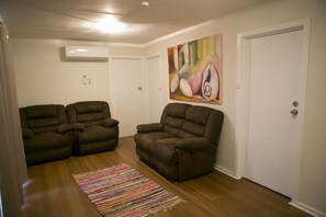 House, 3 Bedrooms | Living area | Flat-screen TV, DVD player - Breakaway Views (Coober Pedy)
