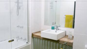 House, 4 Bedrooms | Bathroom | Hair dryer, towels, toilet paper