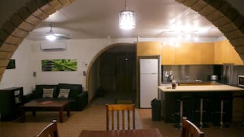 Maison, 4 chambres | Cuisine privée | Grand réfrigérateur, micro-ondes, cafetière/bouilloire