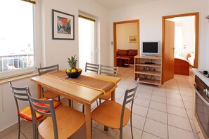 Appartement supérieur, 2 chambres | Repas dans la chambre