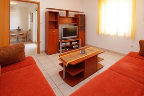 Appartement supérieur, 2 chambres | Salle de séjour | Téléviseur