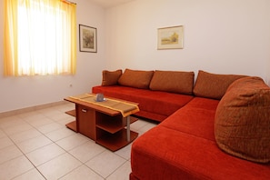 Superior-Apartment, 2 Schlafzimmer | Wohnzimmer | Fernseher