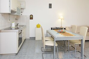 Superior-Apartment, 2 Schlafzimmer | Essbereich im Zimmer