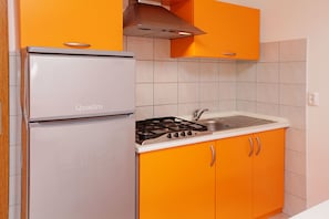 Standard-Studio | Eigene Kochnische | Kühlschrank, Ofen, Herdplatte, Kochgeschirr/Geschirr/Besteck