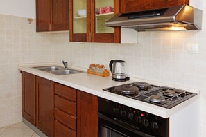 Superior-Apartment, 2 Schlafzimmer | Eigene Kochnische | Kühlschrank, Ofen, Herdplatte, Kochgeschirr/Geschirr/Besteck