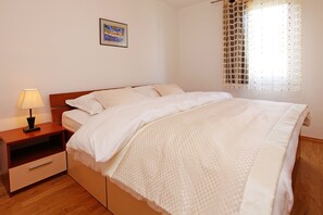 Appartement supérieur, 2 chambres | Lit de bébé (supplément), accès au Wi-Fi (inclus)