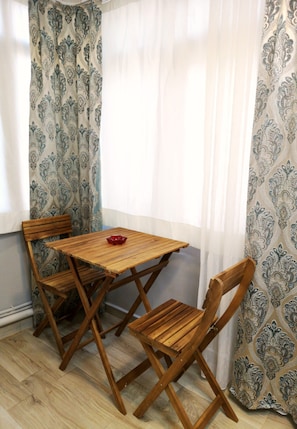 Studio (For Two) | Spiseområde på rommet