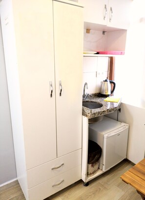 Studio (For Two) | Private kitchenette | Fridge, microwave, electric kettle, cookware/dishes/utensils - Center Apart (Istanbul)