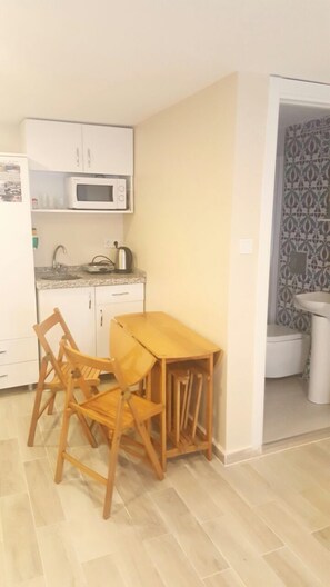 Apartamento, 1 quarto | Escrivaninha, quartos à prova de som, ferros/tábuas de passar roupa