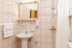 Superior Apartment, 2 Bedrooms | Bathroom | Shower, hair dryer, towels - Ratac Apartments (Bol)
