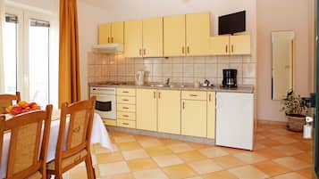 Superior Apartment, 2 Bedrooms | Private kitchenette