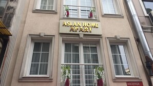 En byggnad med en skylt där det står "ASIAN HOME APART".