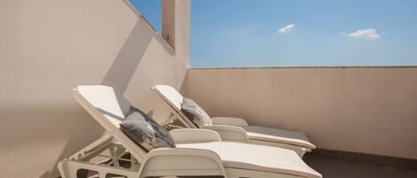 Estudio superior, 1 cama doble | Balcón