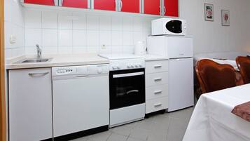 Comfort Apartment, 2 Bedrooms, Garden View, Garden Area | Private kitchenette | Fridge, oven, stovetop, electric kettle