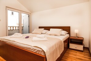 Cots/infant beds, travel cot, free WiFi - Sunset Apartments (Bol)