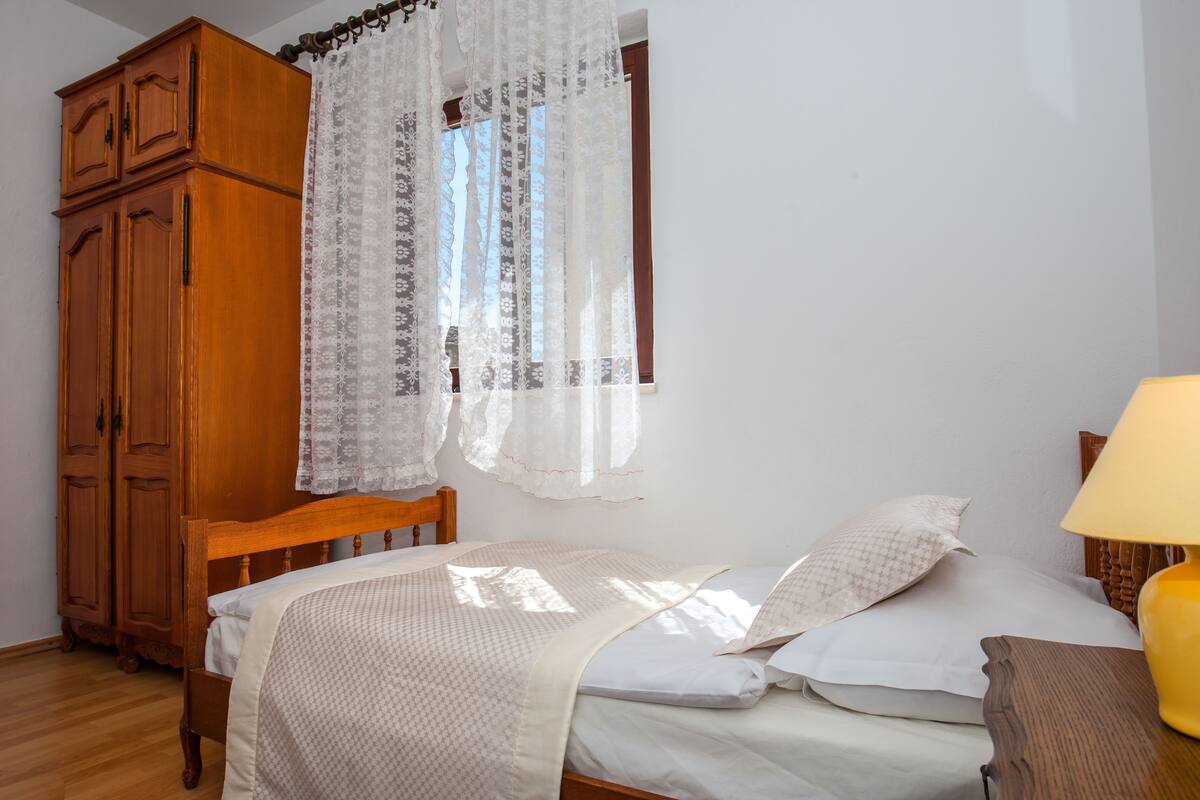 Cots/infant beds, travel cot, free WiFi