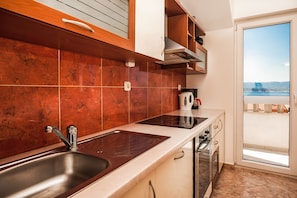 Refrigerador, placa de cocina, silla alta para bebés