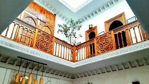 المنشأة من الداخل